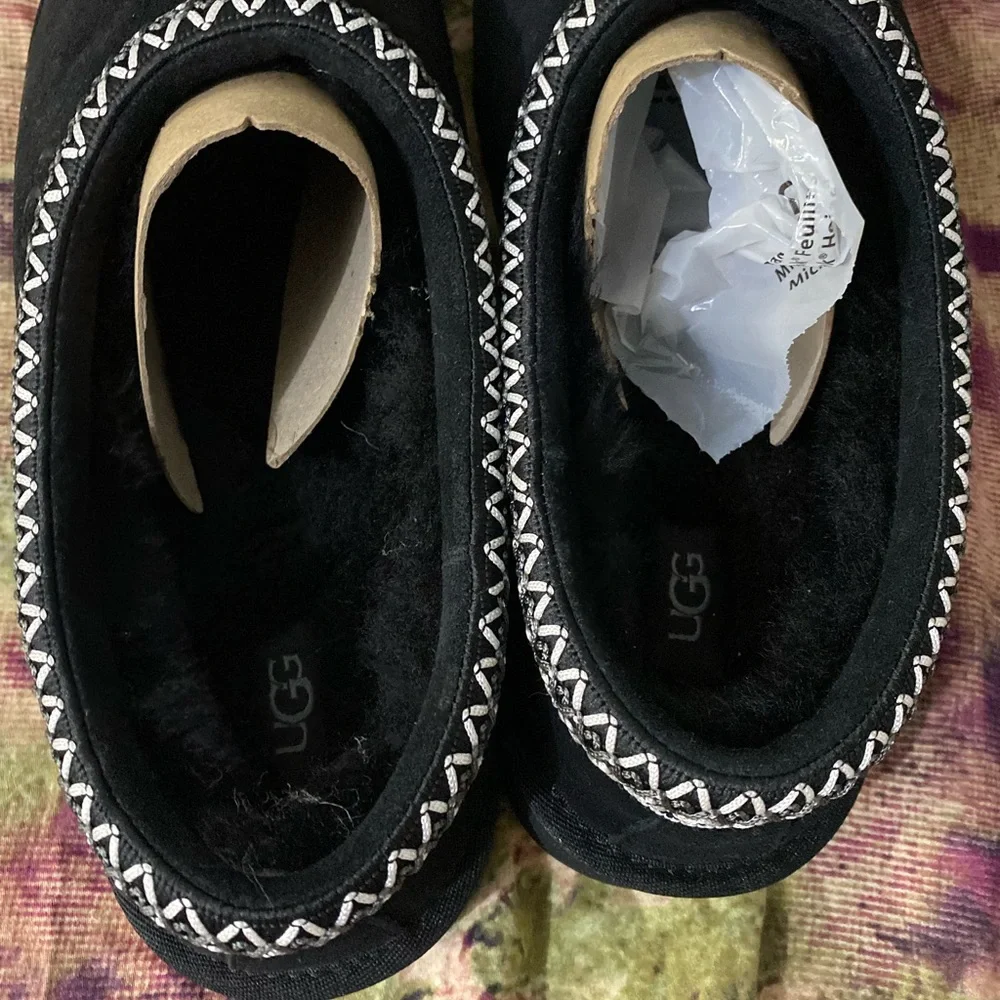 Hello, it is a men's shoe, size 12, new, never used, from the ugg brand. - Picture 5 of 14